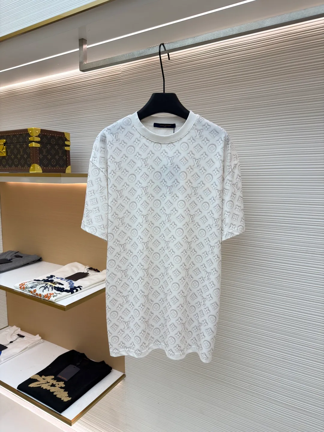LOUIS VUITTON All-over printed presbyopic short-sleeved T-shirt ●Item No.: 1681546-A15 ●Material: 100% cotton ●Technology: Printing ●Color: White ●Version: Fitted version ●Weight: about 265 grams ●Size: The fabric has been specially treated to present a delicate concave and convex texture. Every letter and pattern is clear and three-dimensional, with a rich touch. The round neck design fits the neck line, the tailoring is neat, and the overall silhouette is simple and elegant. The jacquard process integrates the pattern and fabric through precise weaving control, which not only maintains the visual layering, but also ensures wearing comfort. The stitching on the body is even and neat, about 12 stitches per inch, ensuring a solid structure and not easily deformed. The hem and cuffs are smooth and neat, and the edges are clean and neat, reflecting the exquisite craftsmanship of clothing. The overall design is low-key yet luxurious, combining classic presbyopic elements with modern tailoring, which is not only suitable for daily wear, but also demonstrates quality and taste in the details. The overall wiring is straight and delicate, the fabric is comfortable and soft, and the color is consistent without color difference. It can be matched with the same style to create a fashionable look and control various occasions. Customized accessories, complete with three standards, same style for men and women!